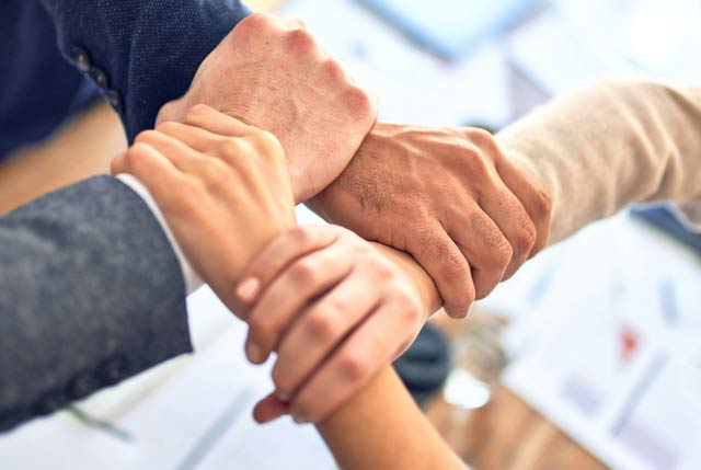 des personnes qui se font confiance