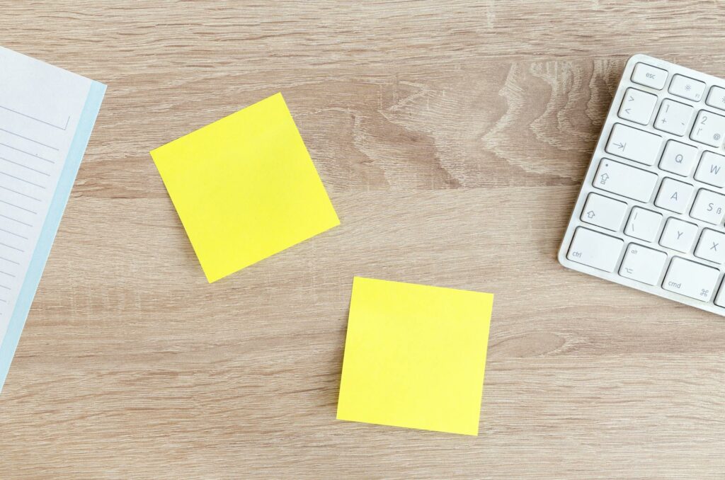 des postits sur un bureau